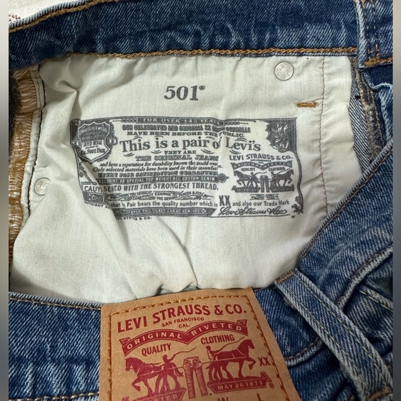 Levi’s 501 High Rise Women’s Shorts Raw Hem - Picture 8 of 9